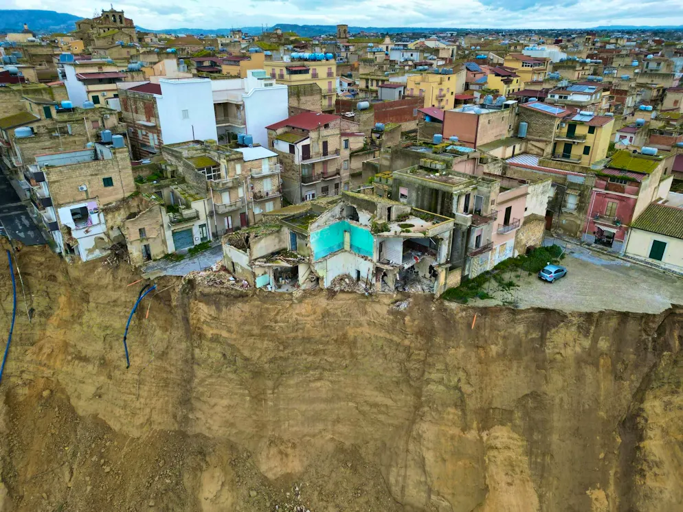 Le glissement de terrain à Niscemi. Des dizaines de maisons sont au bord du vide.