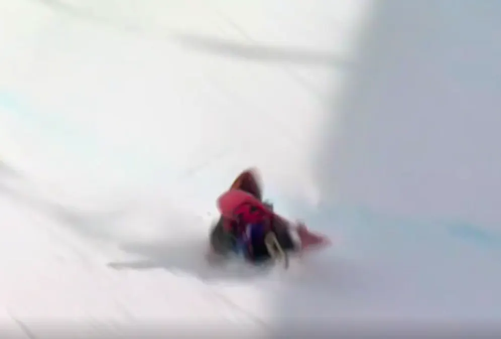 Jiayu Liu stürzt auf den Kopf. 