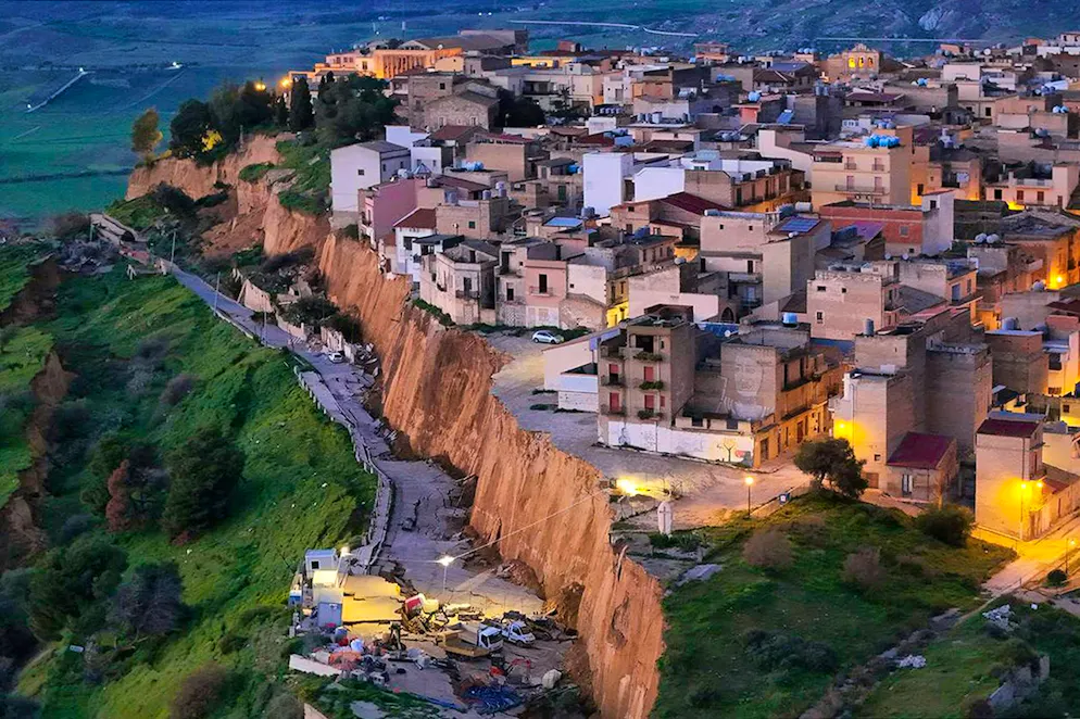 Le glissement de terrain à Niscemi. Des dizaines de maisons sont déjà tombées dans le vide.