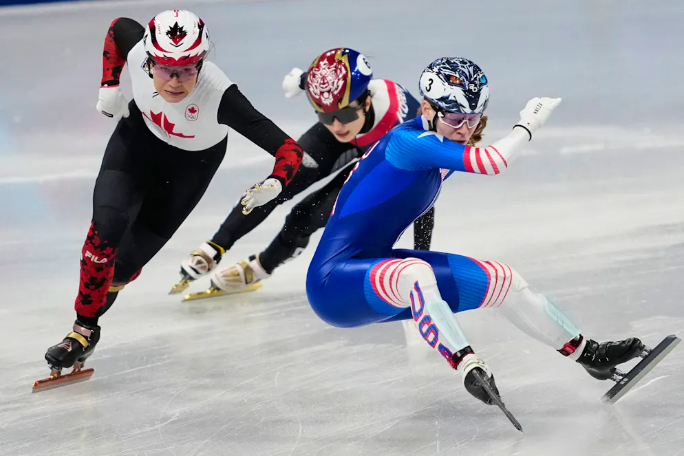 Die besten Bilder der Olympischen Spiele 2026 in Milano Cortina. Die US-Amerikanerin Corinne Stoddard kann sich nicht mehr halten und fällt. 