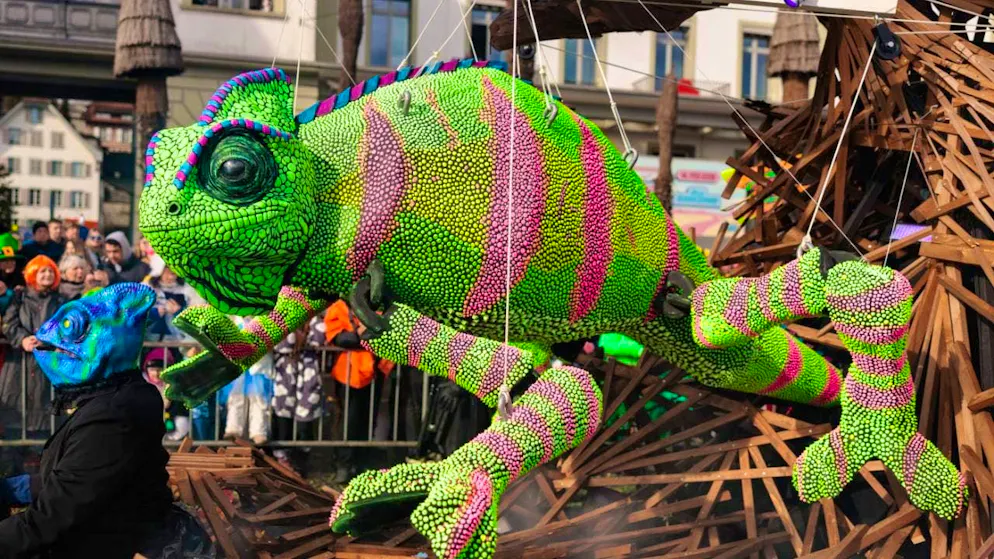 26,000 carnival fans watch the Fritschium parade in Lucerne - Gallery. The colorful chameleon of the Conversio float construction group from Lucerne.