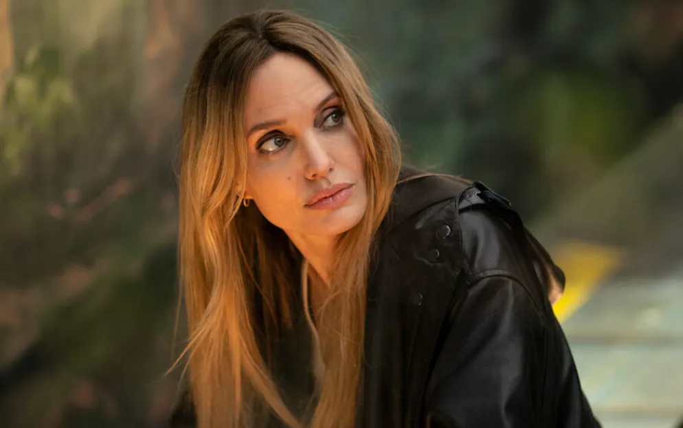 Coutures. Angelina Jolie incarne Maxine, une réalisatrice américaine qui doit faire un film pour un défilé à la Fashion week de Paris.