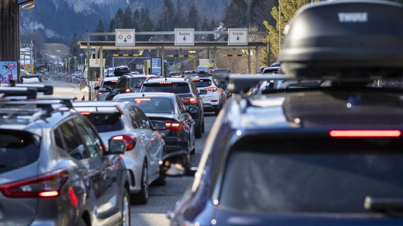 Lawine/Erdrutsch. Lötschental im Wallis wegen Lawine vom Verkehr abgeschnitten