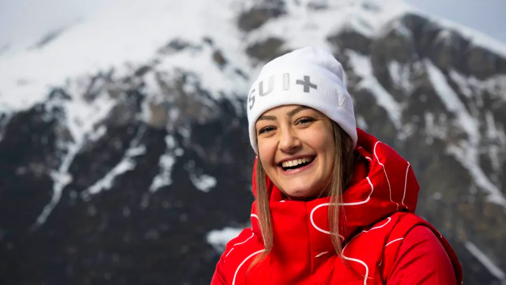 Snowboardcross-Team geniesst Olympia-Vibe – und hofft auf Exploit - Gallery. Sina Siegenthaler lächelt im Olympia-Tenü in die Kamera