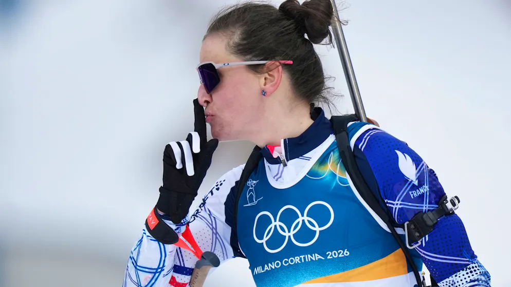 Il gesto polemico di Julia Simon all'arrivo della 15 chilometri individuale di biathlon.