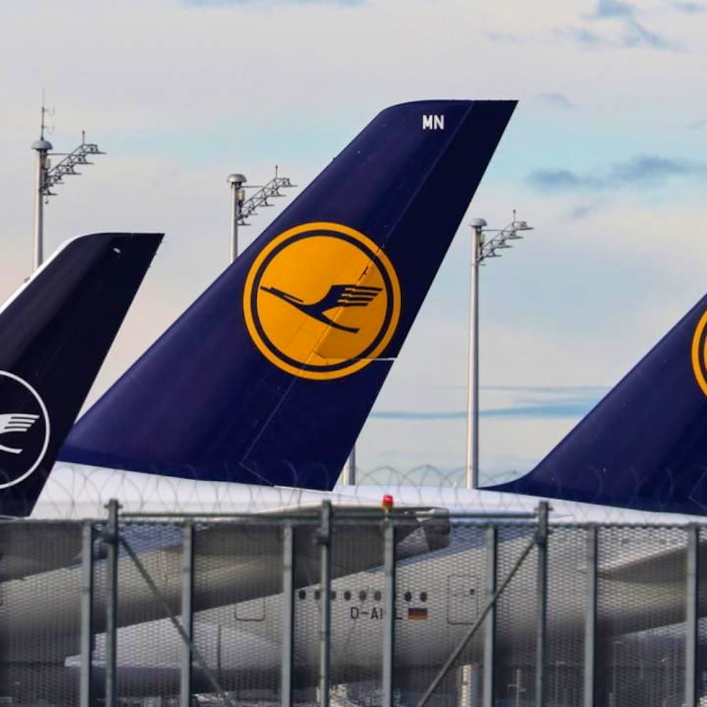 Ecco perché. Scioperano i piloti Lufthansa, centinaia i voli cancellati, a terra 100.000 passeggeri