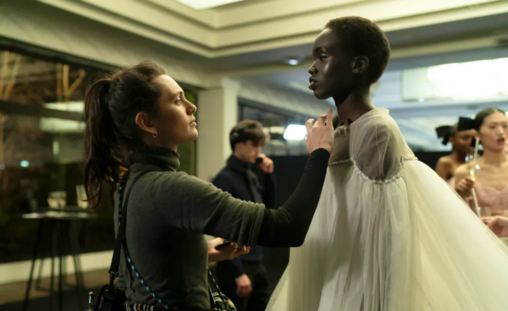 Coutures. Dans le film, l'actrice suisse Ella Rumpf est Angèle, la maquilleuse qui recueille les confidence de tous et veut en faire un livre. 