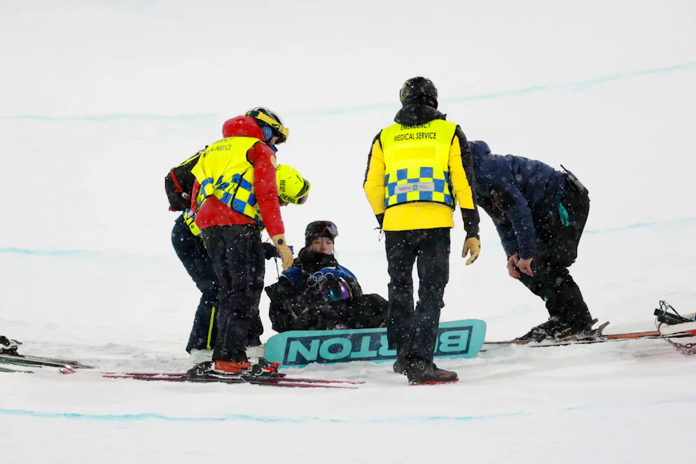 Olimpiadi 2026. Il personale medico controlla Gaon Choi della Corea del Sud dopo la sua caduta nella gara femminile di snowboard halfpipe dei Giochi Olimpici Invernali Milano Cortina 2026, a Livigno, Italia, il 12 febbraio 2026.