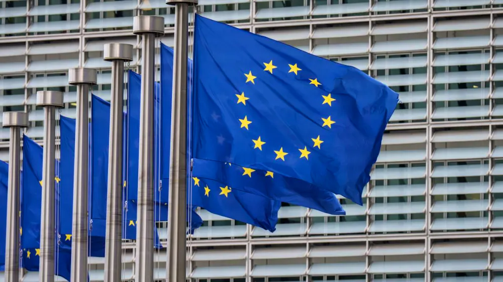 ARCHIV - EU-Fahnen wehen vor dem Sondergipfel der Staats- und Regierungschefs der EU-Staaten vor dem Gebäude EU-Kommission. Die EU berät ab Donnerstagabend über die Beziehung zu den USA. Foto: Michael Kappeler/dpa
