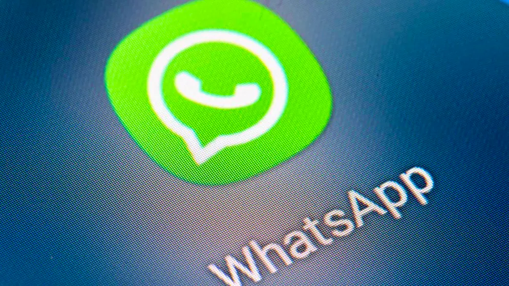 ARCHIV - Auf dem Bildschirm eines Smartphones sieht man das Icon der App WhatsApp. Foto: Fabian Sommer/dpa