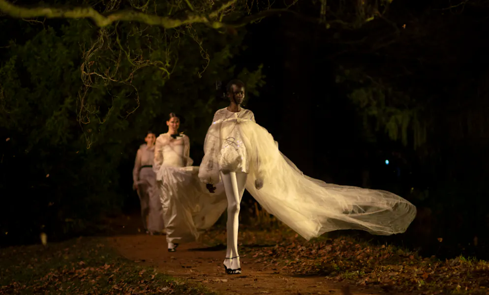 Coutures. Anyier Anei joue le rôle d'Ada, d'un jeune mannequin qui découvre l'univers de la mode.