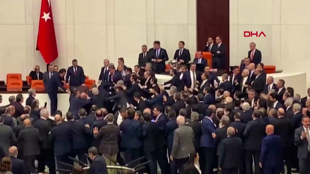 Wieder fliegen die Fäuste. Schlägerei im türkischen Parlament nach umstrittener Wahl
