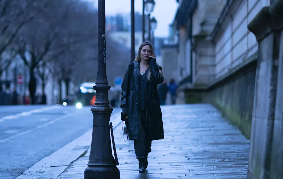 Coutures. Durant son séjour à Paris, Maxine apprend une terrible nouvelle.