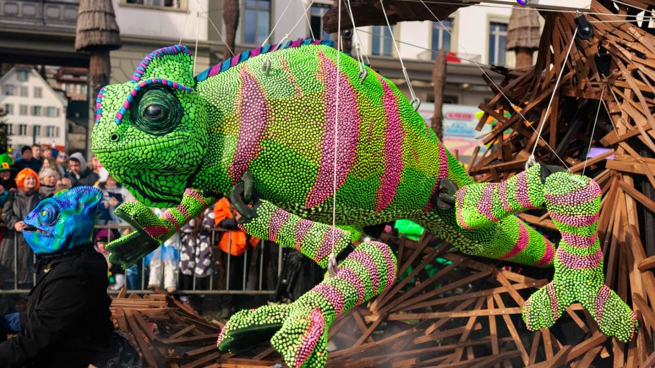 Vermischtes. 26'000 Fasnachtsfans verfolgen Fritschiumzug in Luzern