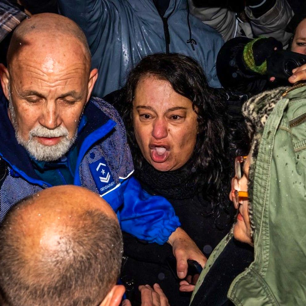 Angehörige konfrontieren Bar-Besitzer. Video zeigt Tumulte vor Moretti-Befragung im Wallis