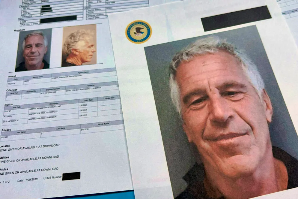 FILE - I documenti inclusi nel rilascio del dossier di Jeffrey Epstein da parte del Dipartimento di Giustizia degli Stati Uniti sono fotografati venerdì 2 gennaio 2026.