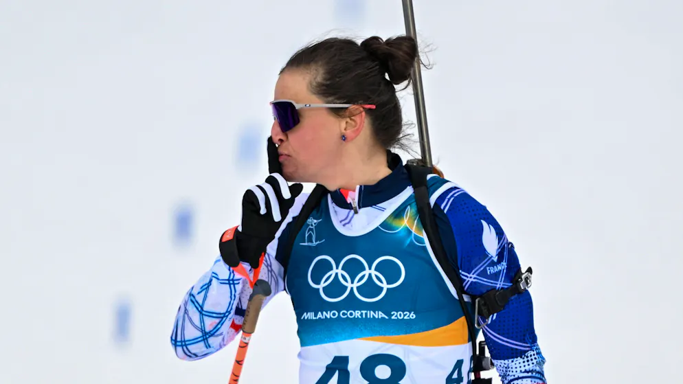 Julia Simon mit der Geste ‹Leise-sein›.