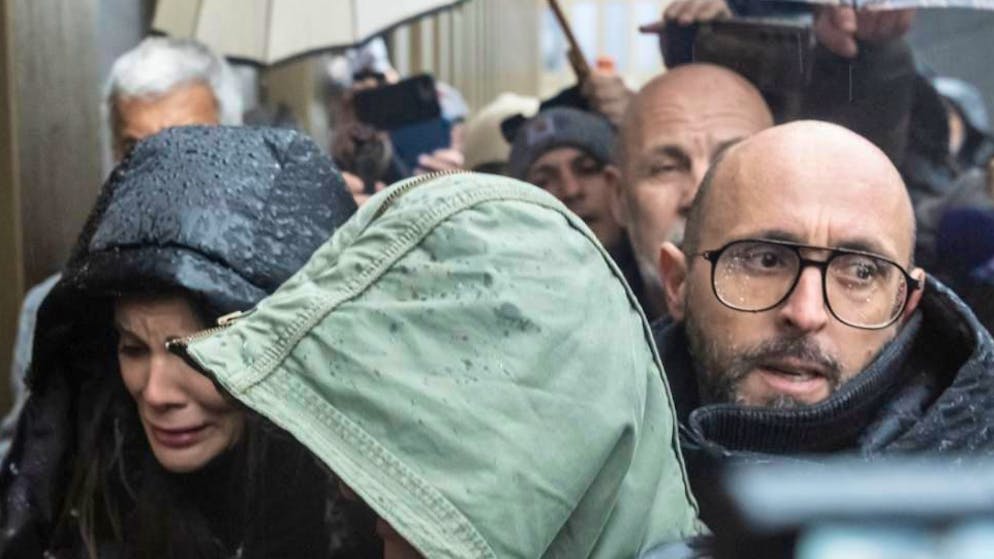 Tragedia di Crans-Montana. Tensione a Sion: familiari delle vittime attaccano i Moretti