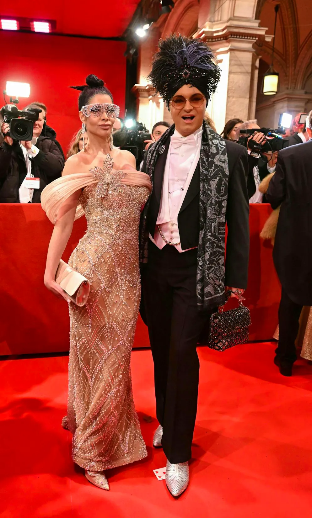 Wiener Opernball 2026. Eigenwilliger Style: Reality-Darstellerin Micaela Schäfer und Influencer Julian F. M. Stoeckel. 