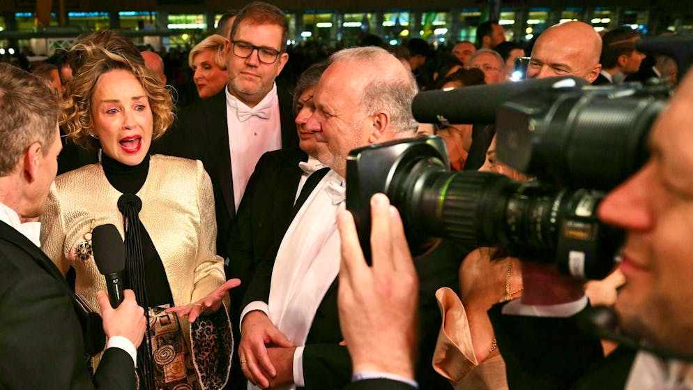 Un attacco di panico?. Sharon Stone in lacrime sul red carpet del Ballo dell'opera di Vienna