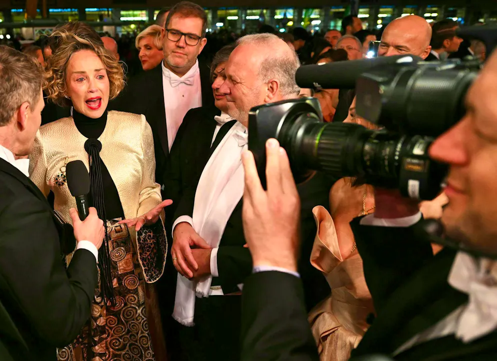 «Sopraffatta»: Sharon Stone abbandona brevemente il Ballo dell'opera di Vienna. Sharon Stone è scoppiata in lacrime sul tappeto rosso del Ballo dell'opera di Vienna. La star di Hollywood avrebbe avuto un attacco di panico.