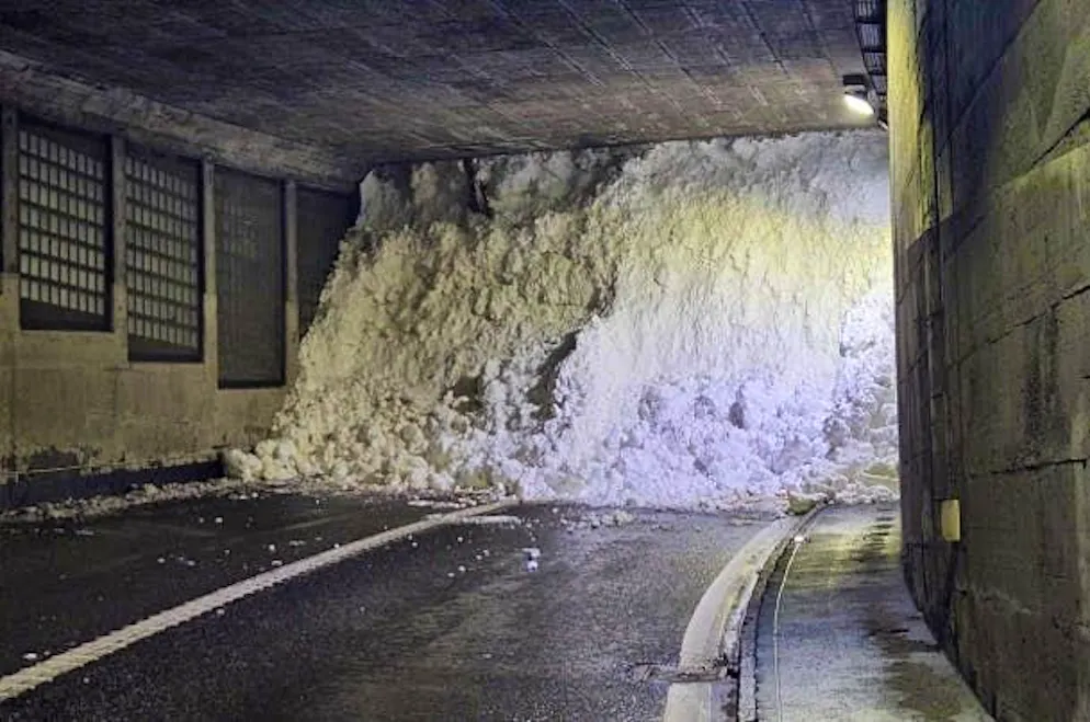 L'autostrada A6 rimarrà completamente chiusa per il momento, fino a quando non verrà fatta saltare in aria.
