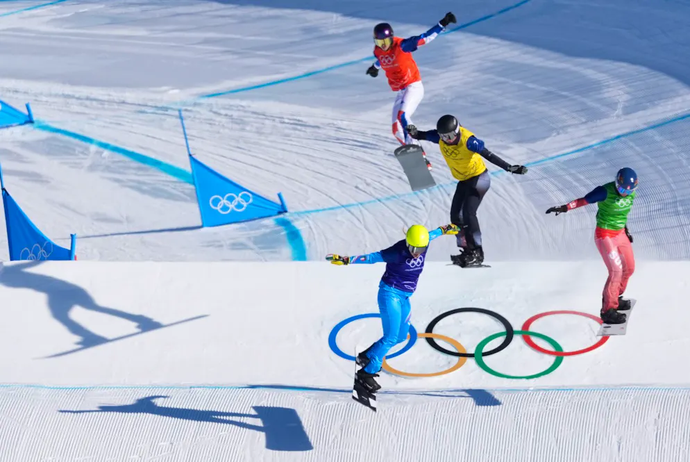 Olimpiadi 2026. Un passaggio della finale di snowboard cross.