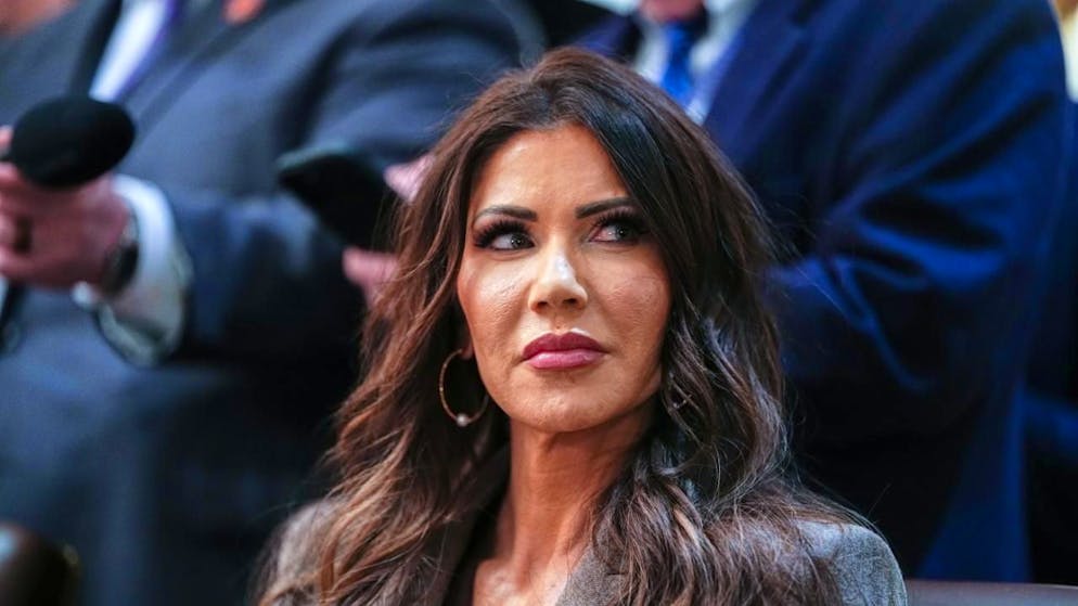 USA. Caos nel dipartimento di Kristi Noem, licenziato un pilota per aver dimenticato una coperta?