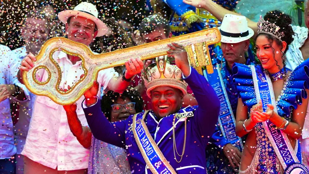 "Carnival King Momo" receives the key to the city from Rio's mayor Eduardo Paes (l). Photo: Silvia Izquierdo/AP/dpa