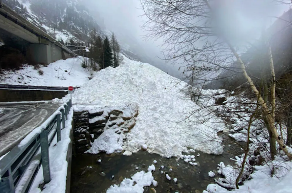 Aussenansicht der durch die Lawine verschütteten Strasse.