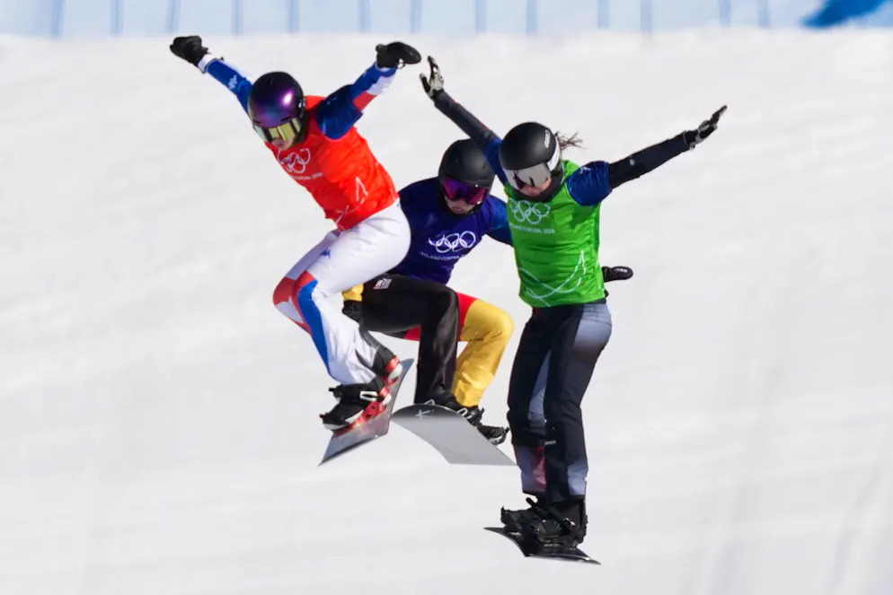 Die besten Bilder der Olympischen Spiele 2026 in Milano Cortina. Die Snowboard-Crosserinnen Lea Casta, Jana Fischer und Pia Zerkholdsorgen (v.l.n.r.) schenken sich nichts.