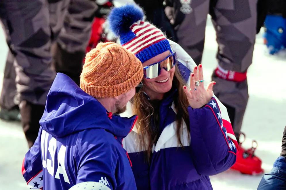 La sciatrice americana Breezy Johnson mostra l'anello di fidanzamento dopo la proposta del suo fidanzato Connor Watkins, alla fine del super-G alle Olimpiadi invernali di Milano Cortina.