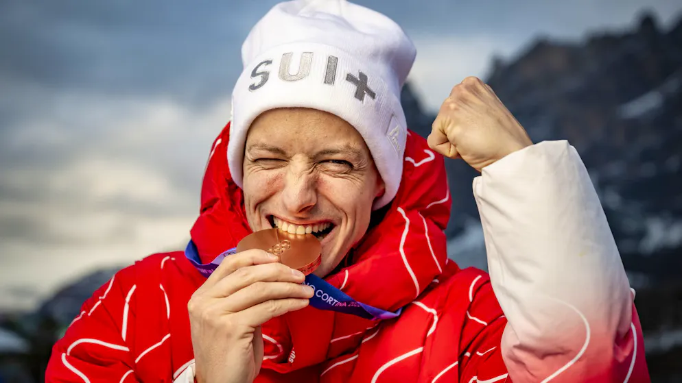 Gregor Deschwanden pose avec sa médaille de bronze.