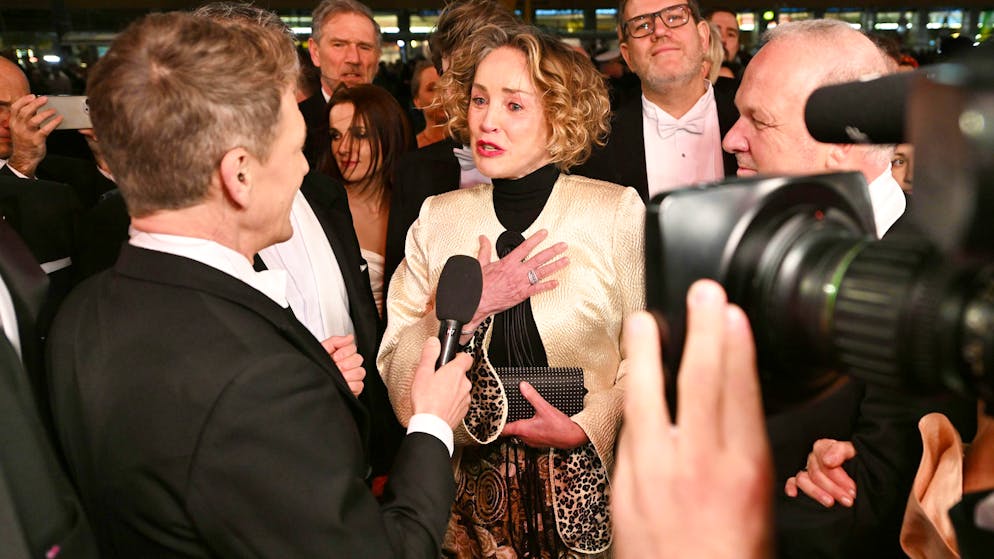 «Je suis submergée». En larmes, Sharon Stone victime d'une crise de panique à Vienne