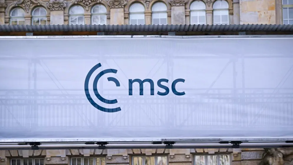 Das Logo der Münchner Sicherheitskonferenz (MSC) ist in der Nähe des Hotels Bayerischer Hof zu sehen. Foto: Sven Hoppe/dpa