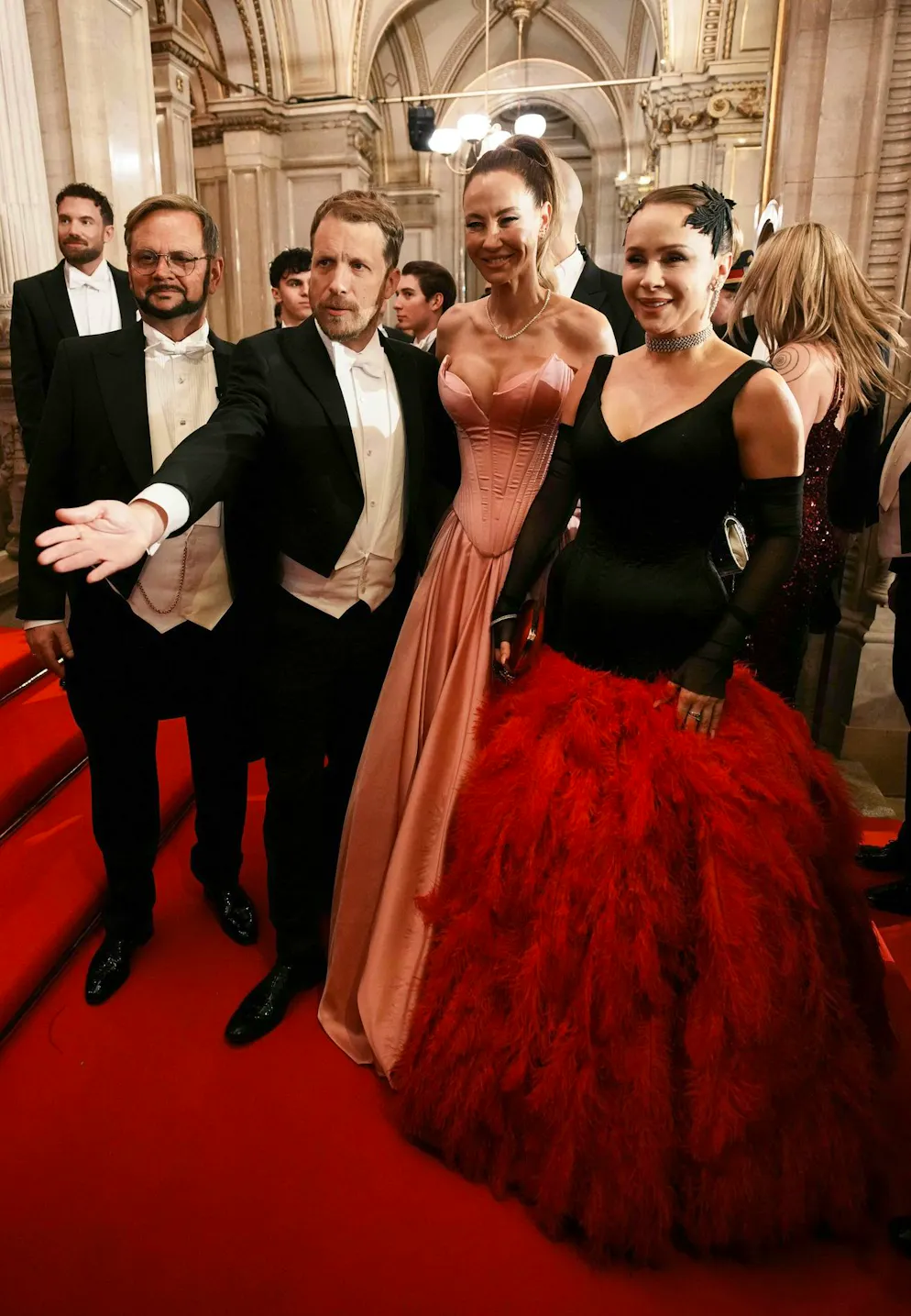 Wiener Opernball 2026. Showtime für Comedian Oliver Pocher (2 von links) und seine Ex-Frau Alessandra Meyer-Wölden (im rosa Kleid). Sie waren in der Loge von Unternehemr Helmut Kaltenegger und seiner Frau Katarina Kaltenegger zu Gast. 