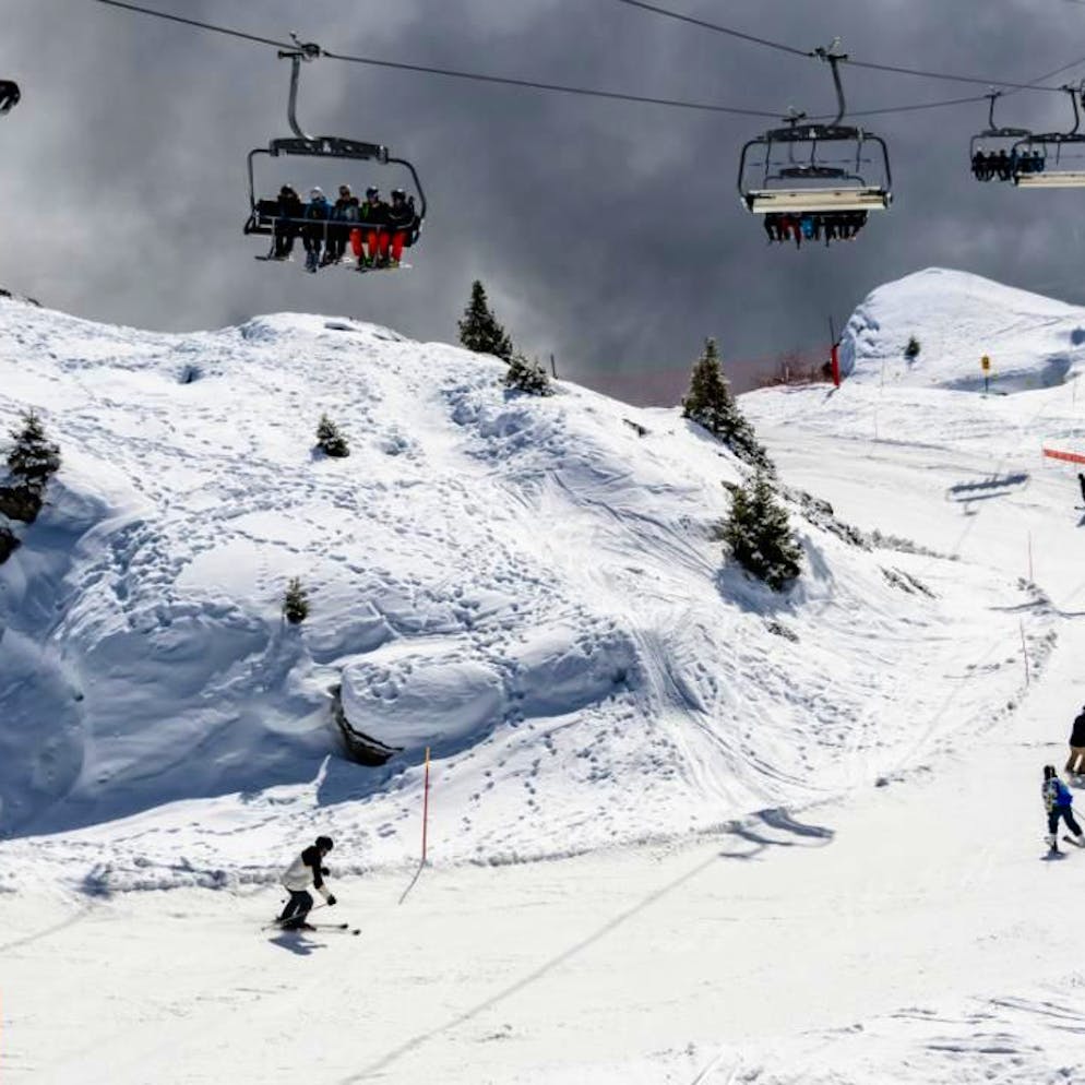 Dopo tragedia. Rogo di Crans-Montana: dopo settimane difficili le prenotazioni alberghiere si stabilizzano