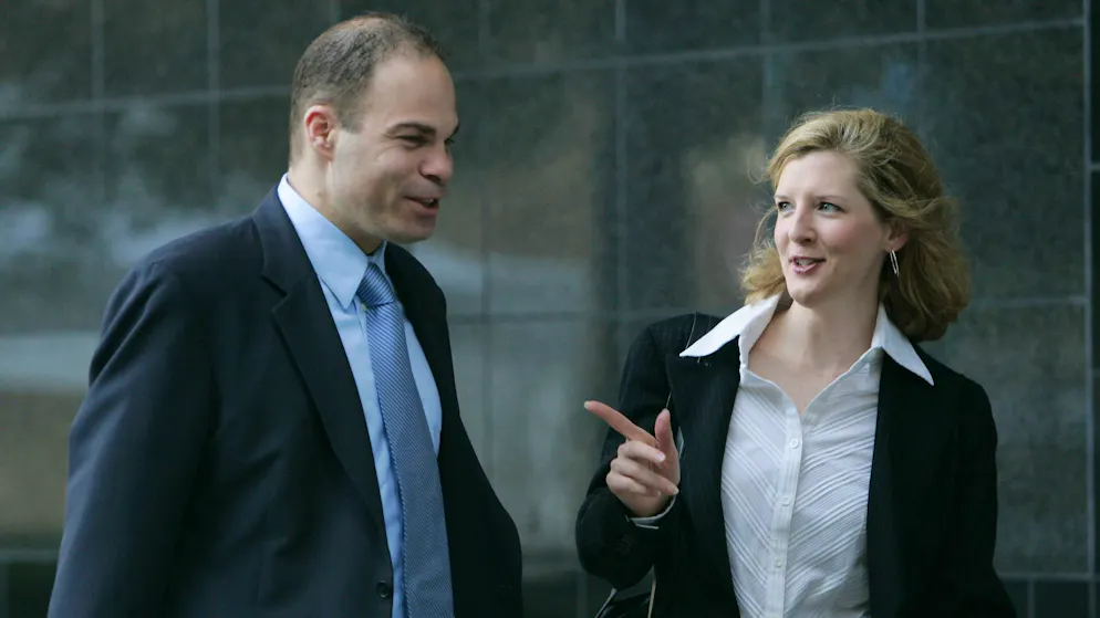 Als junge Staatsanwältin ging Kathryn Ruemmler – hier mit Kollege Sean Berkowitz – gegen den Energiekonzern Enron vor.