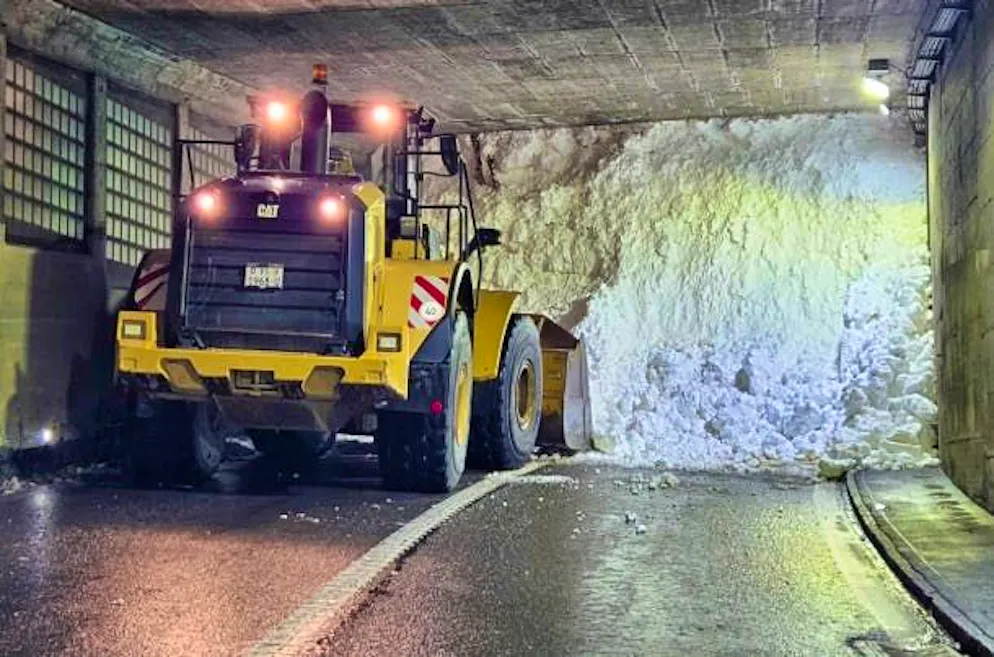 I mezzi di sgombero neve hanno già liberato la carreggiata dalla neve.