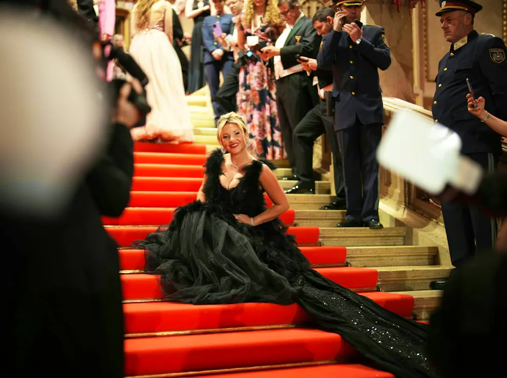 Wiener Opernball 2026. Auch Dschungelkönigin Evelyn Burdecki liess sich den Event nicht entgehen. Nicht im Bild: ihr Stolperer wegen der langen Schleppe. 