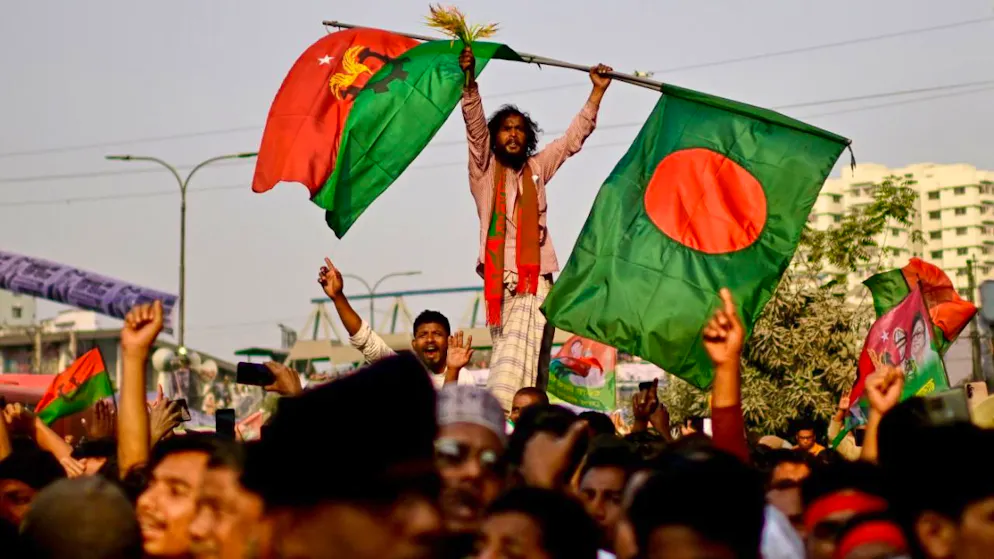 ARCHIV - Anhänger der Bangladesh Nationalist Party (BNP) jubeln während einer Wahlkundgebung ihres Parteivorsitzenden Rahman. Foto: Mahmud Hossain Opu/AP/dpa