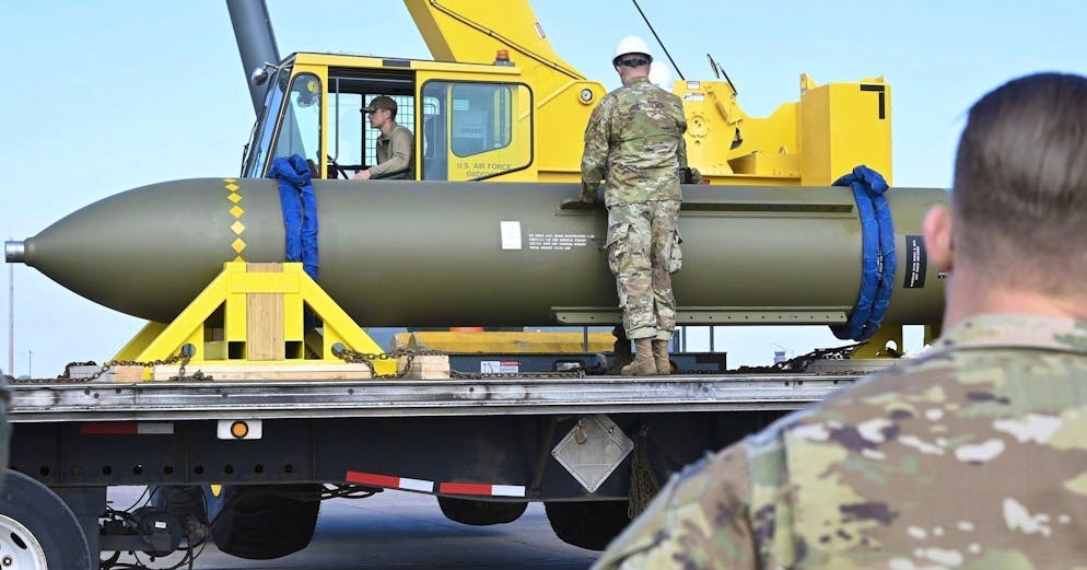 Soldaten der U.S. Air Force mit einer bunkerbrechenden Bombe vom Typ GBU-57. (Archivbild)