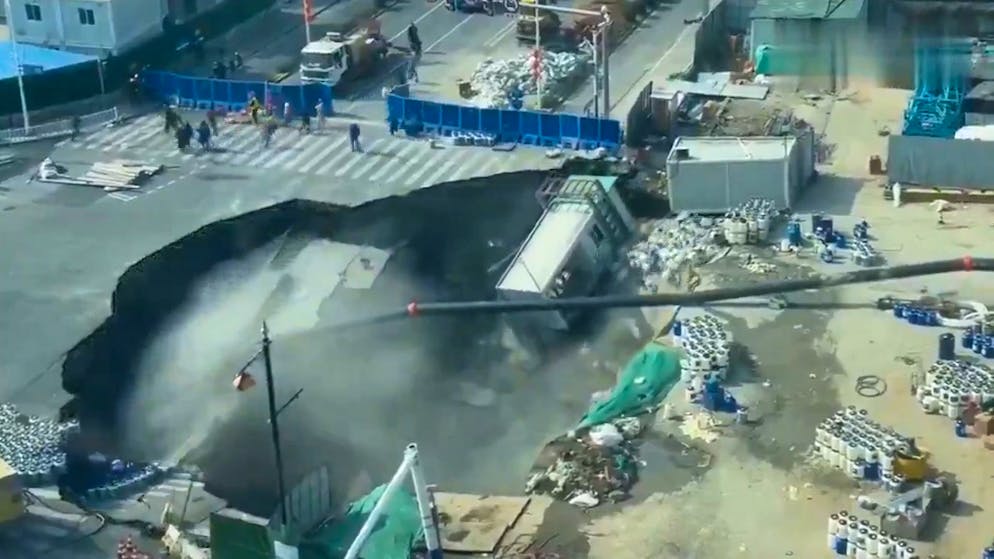 Horror-Moment im Video. Plötzlich bricht in Shanghai eine Strasse ein
