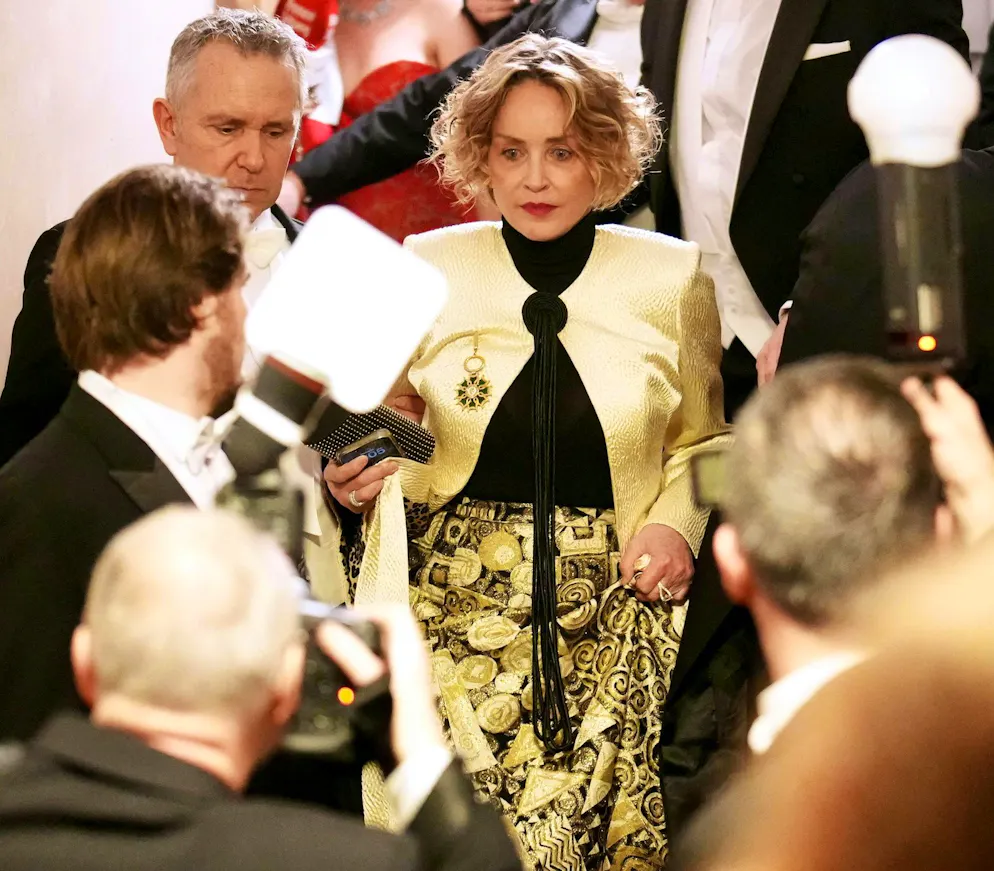 Wiener Opernball 2026. Hollywood-Star Sharon Stone ist der Star-Gast des Wiener Opernballs 2026. Doch Stone hat mit einer Panikattacke zu kämpfen, flüchtet ins Hotel zurück …