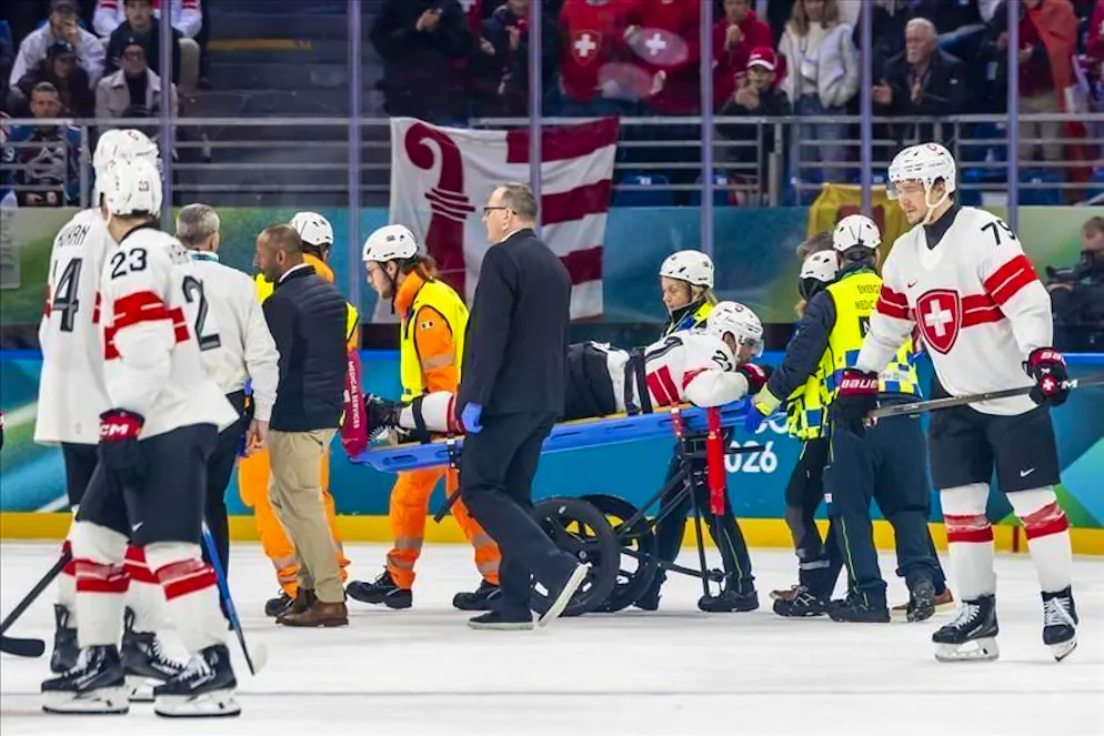 Fiala esce in barella.