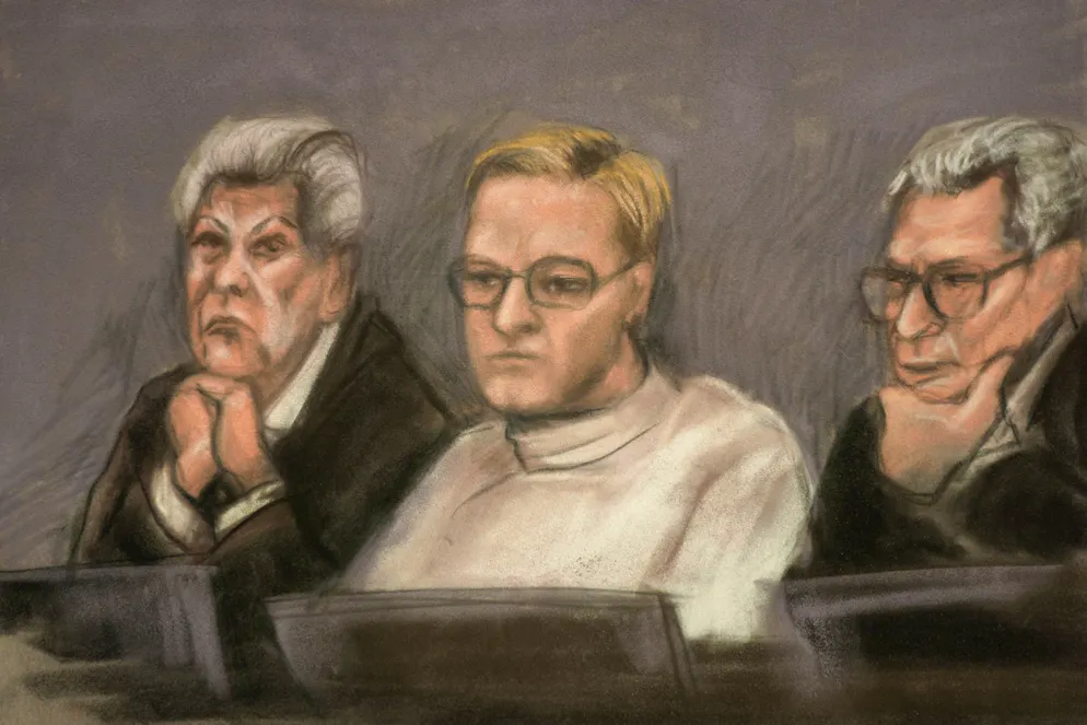 Croquis judiciaire représentant Marius Borg Høiby lors du premier jour de son procès, qui se déroule dans la salle 250 du tribunal de district d'Oslo, en Norvège, le mardi 3 février 2026. (Ole Berg-Rusten/NTB Scanpix/Pool via AP)