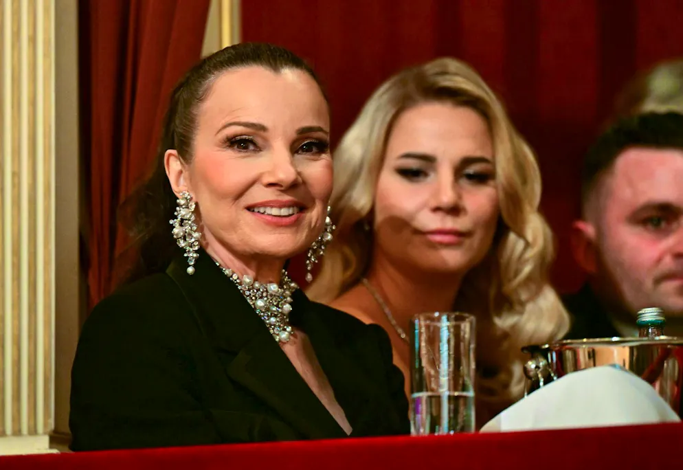 «Sopraffatta»: Sharon Stone abbandona brevemente il Ballo dell'opera di Vienna. All'evento era presente anche l'attrice Fran Drescher, nota per il suo iconico ruolo nella sitcom degli anni '90 «La tata».