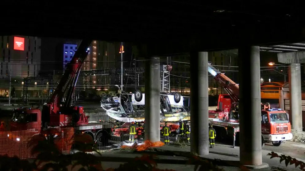 ARCHIV - Italienische Feuerwehrleute arbeiten nach einem Busunglück an der Unfallstelle. Foto: Antonio Calanni/AP/dpa