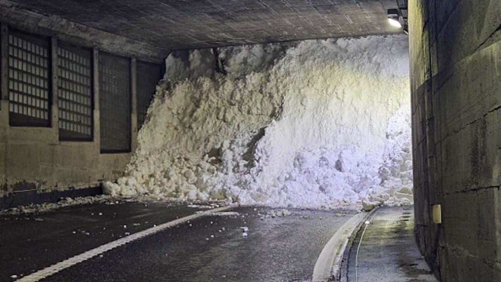 Avalanche buries A6 in Valais. Roads open again - 