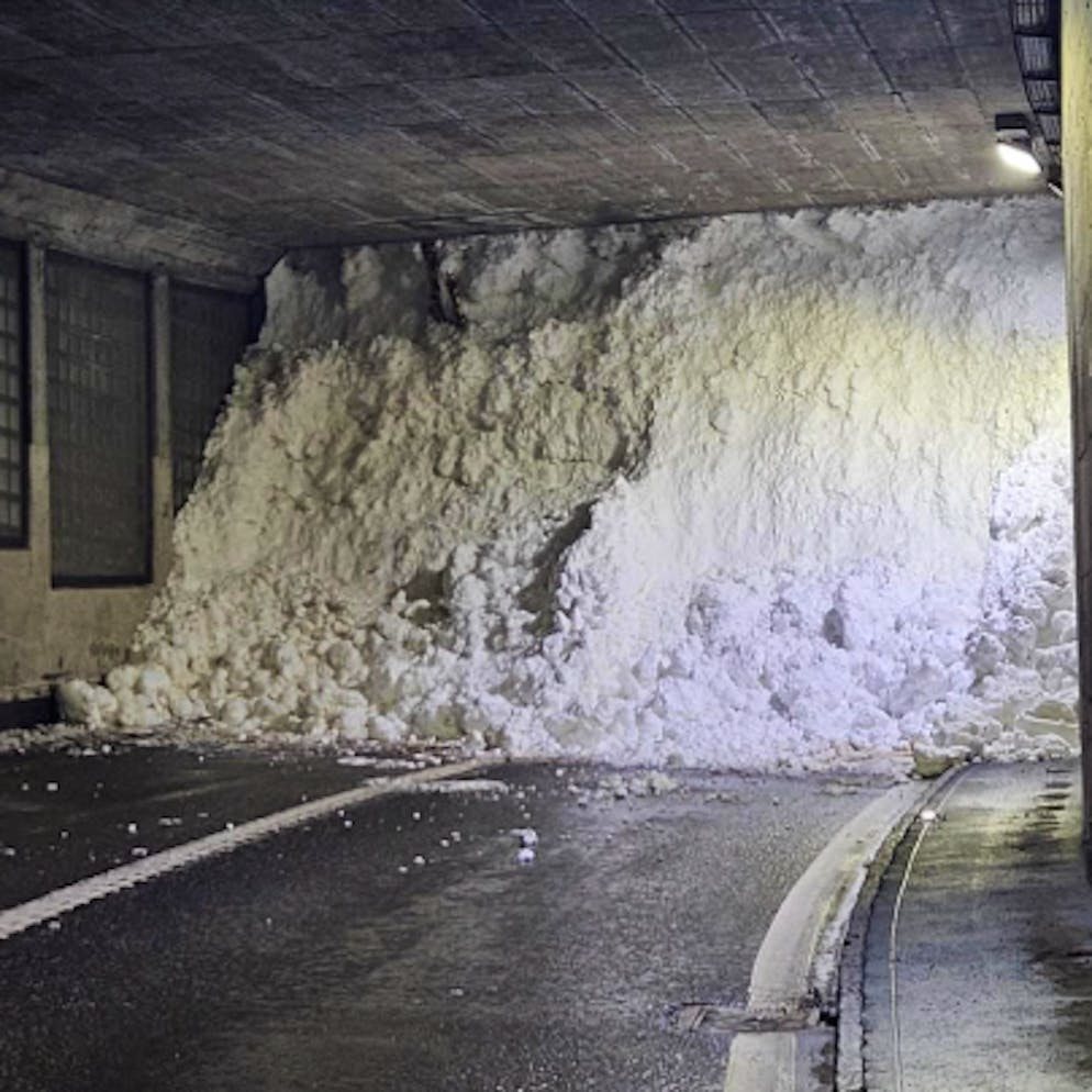 Lawine verschüttet A6 im Wallis. Strassen wieder offen – «Die Sprengung wurde erfolgreich durchgeführt»